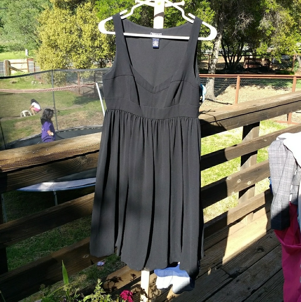 Black knee length dress zipper side, bubble hem